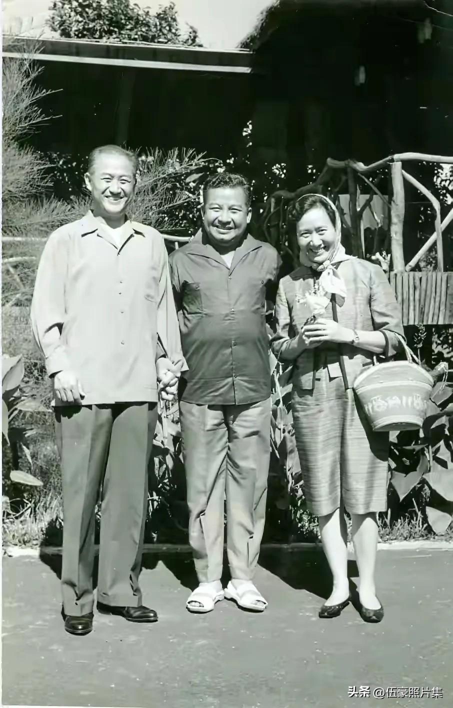 二十世纪六十年代，中国驻柬埔寨大使陈叔亮与夫人康岱莎同柬埔寨国家元首诺罗敦·西哈