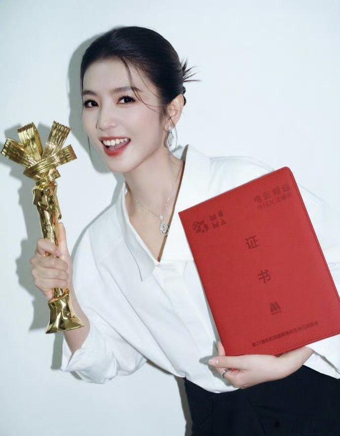【台州姑娘李云霄3天连获3项大奖】短短三天连获三项大奖，的成功跨界拓宽了戏曲演员