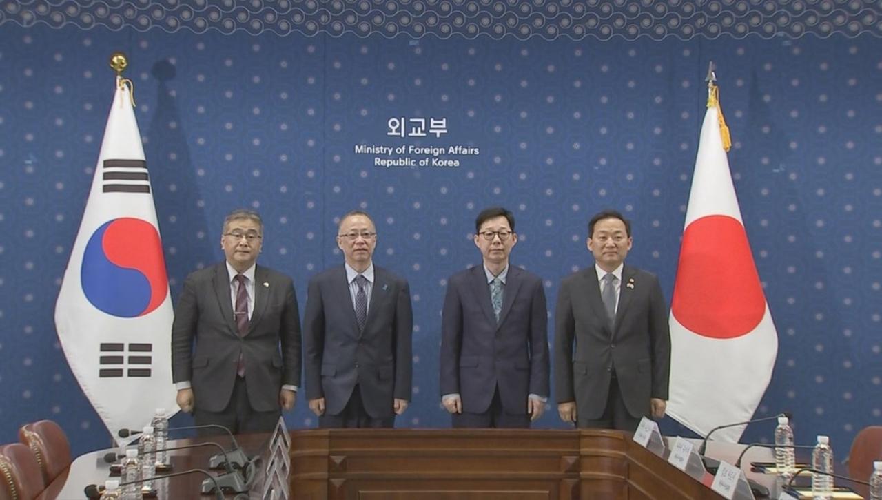 【日韩首次举行外交和防务“2 + 2”的副部长级会谈，达成持续加强合作的共识。能