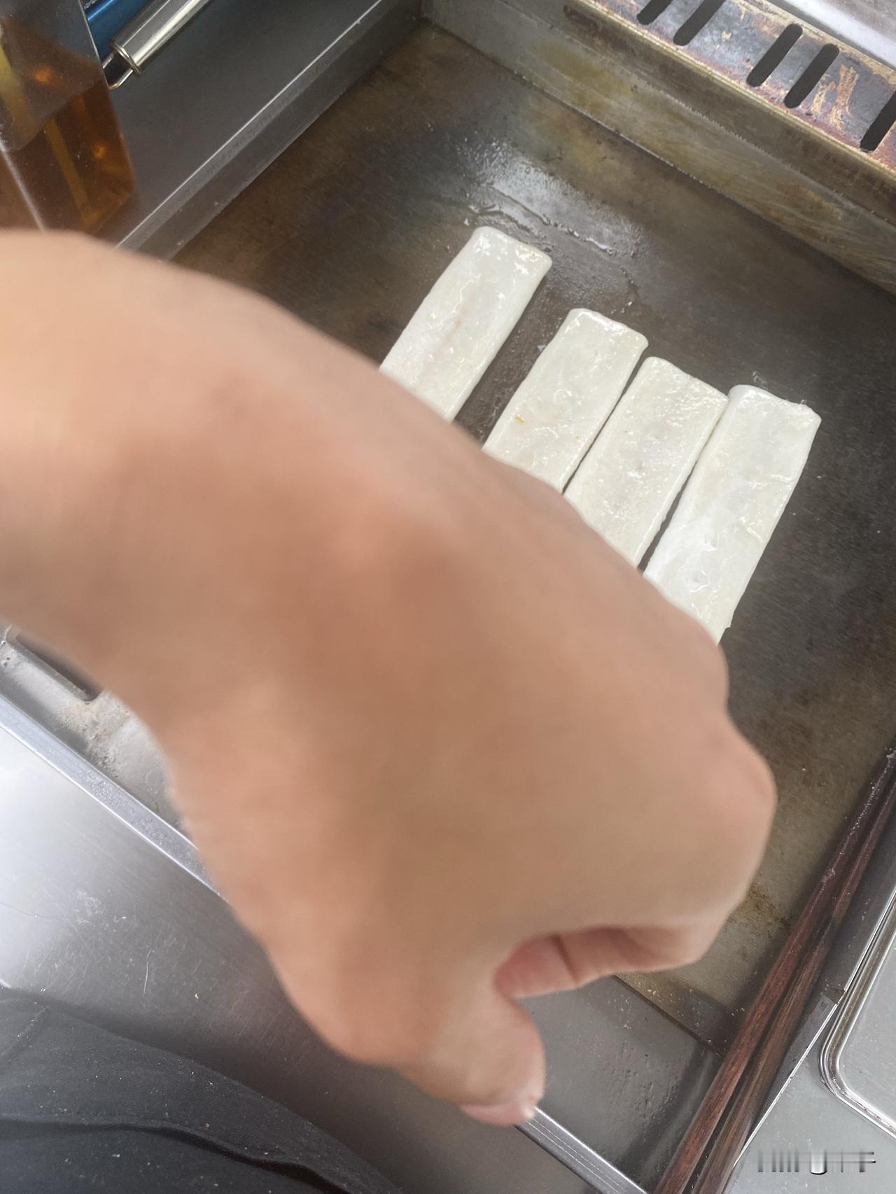 自从摆摊以来，钱没挣着，累出了一身病，两个黑眼圈像熊猫一样，人一下老了十几岁，手
