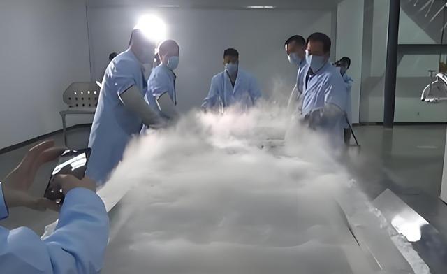 全球首例被冻了几十年的人解冻时，打开液氮罐的瞬间，在场的人都吓了一跳 —— 那场
