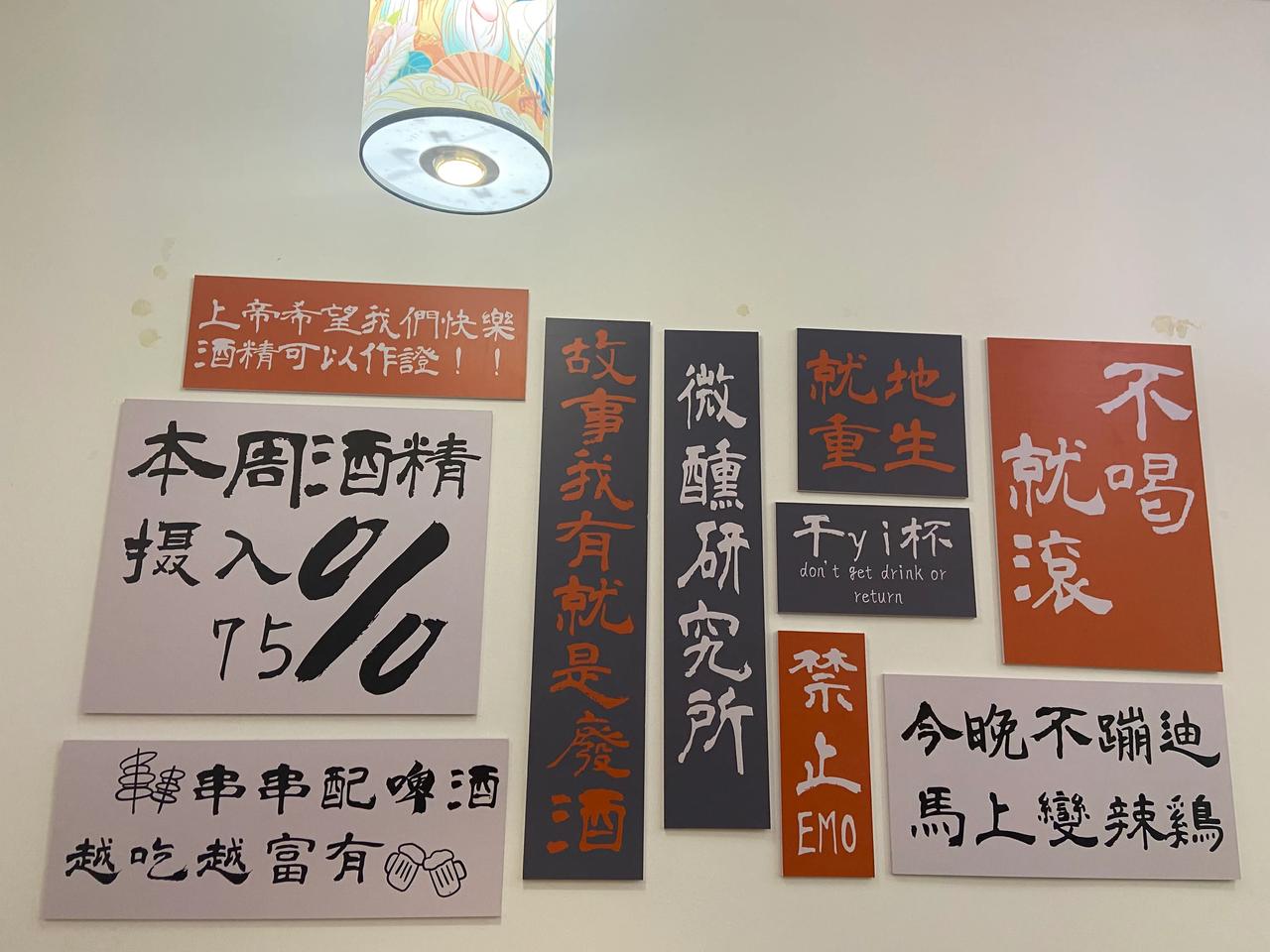 《十五夜望月寄杜郎中》（唐·王建）
“中庭地白树栖鸦，冷露无声湿桂花。今夜月明人