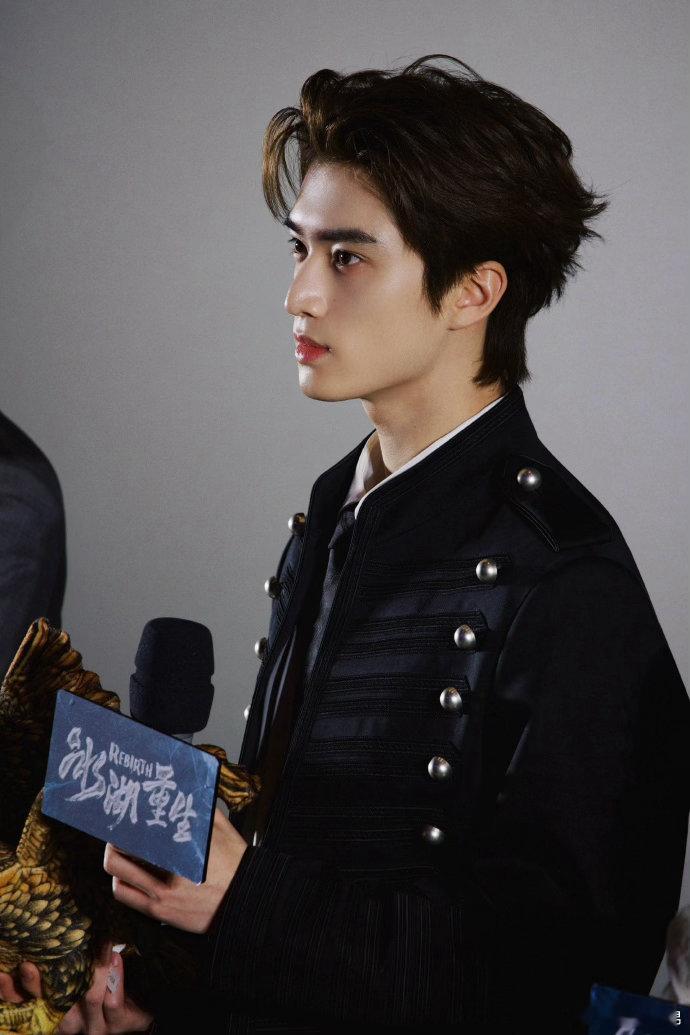 张康乐发语音报备在剧组忙了一整天，还特意发语音跟粉丝报备，语气真实又随性，连小抱