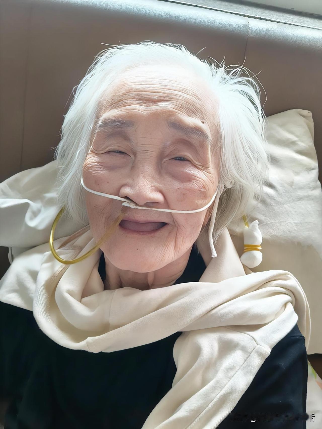 病人插鼻饲管是不是吃的营养更全面 
96岁的易奶奶去年6月7号摔跤骨折，到现在都