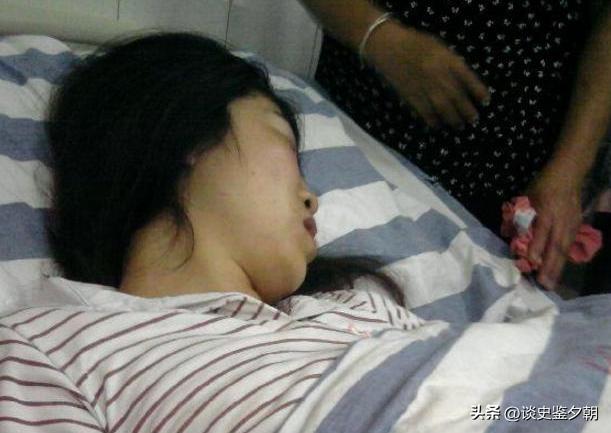 我老婆8天前顺产了一个男孩，今天突然晕倒在厕所，我看到她产后的肚子依旧很大，跟怀