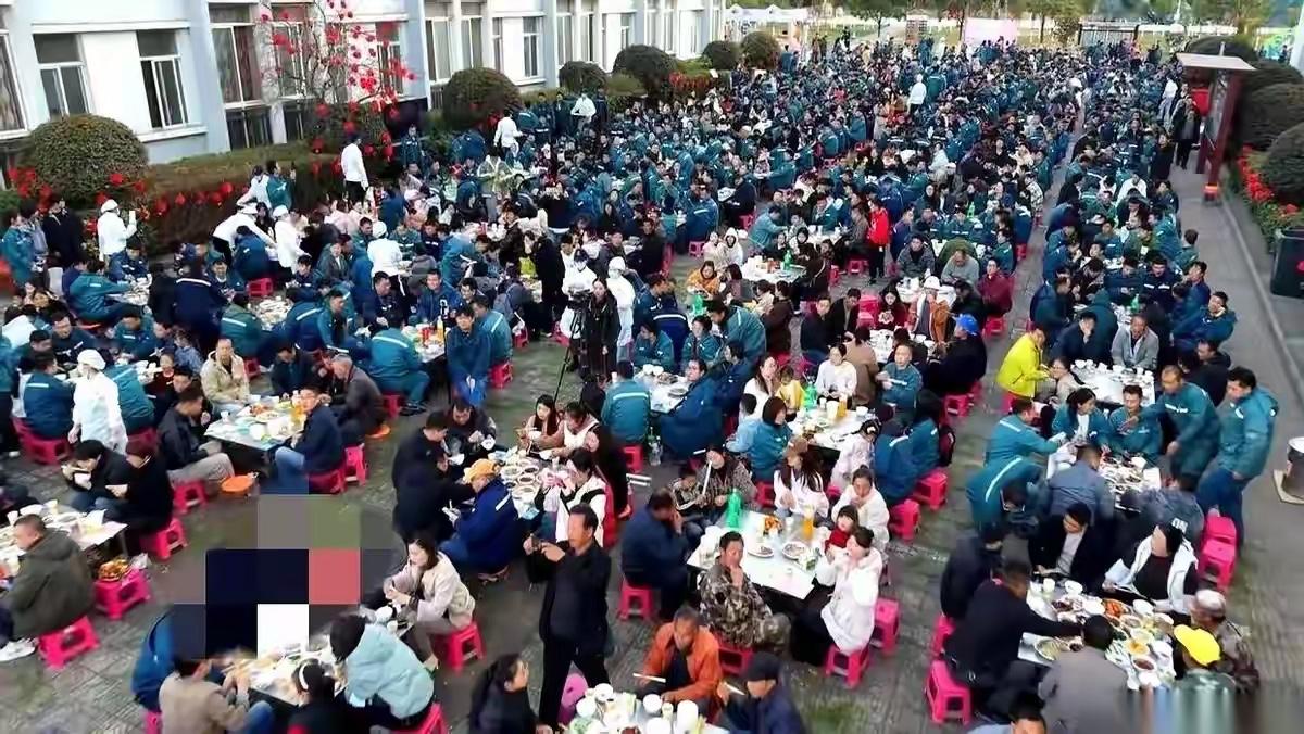 湖北天门一个服装厂老板，年底请工人吃饭，就多说了一句：“把家属都带上。”
结果到