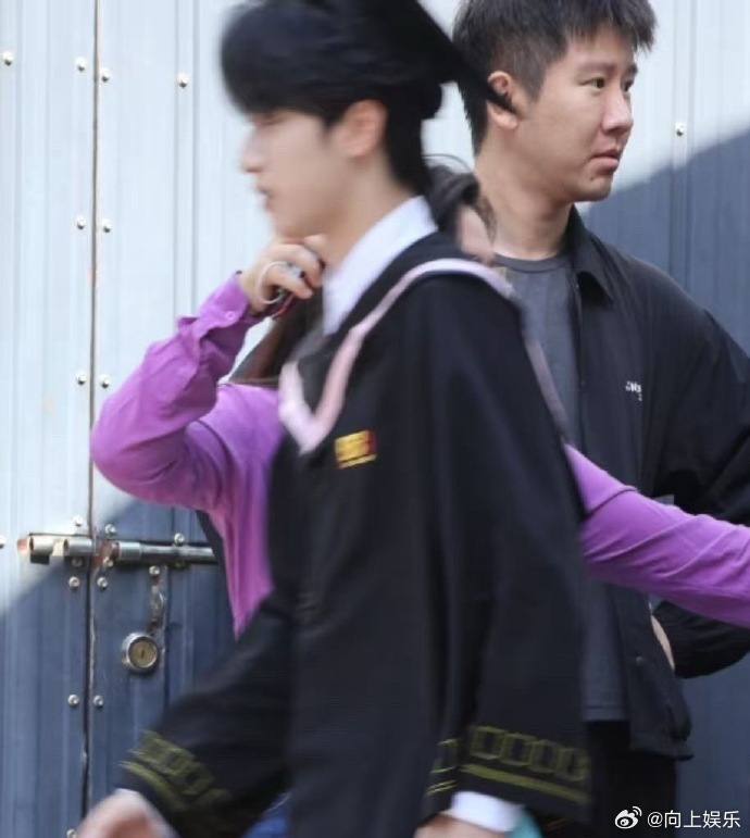 严浩翔身姿挺拔真的好帅啊毕业快乐严浩翔 毕业快乐严浩翔，严浩翔身姿挺拔真的好帅啊