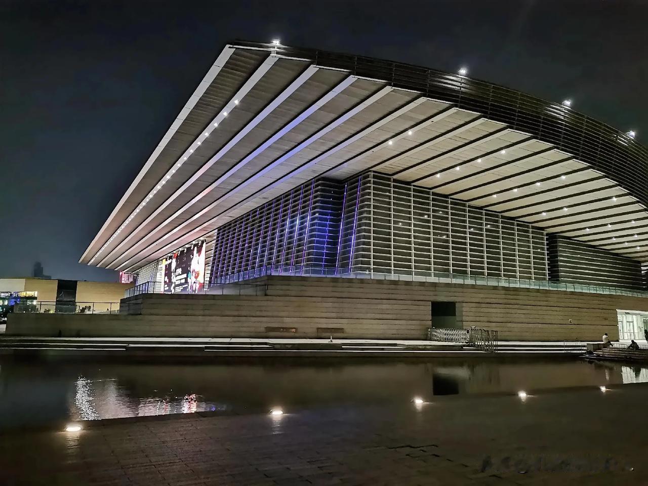 一一天津大剧院

一一夜晚的天津大剧院

一一音乐喷泉广场

一一灯光璀璨霓虹炫