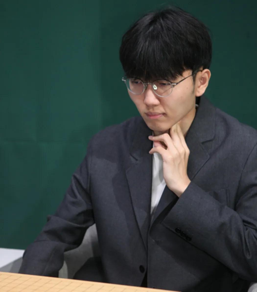 野狐争霸赛半决赛三番棋申真谞先拔头筹



第14期野狐人气争霸赛四强中包括中国