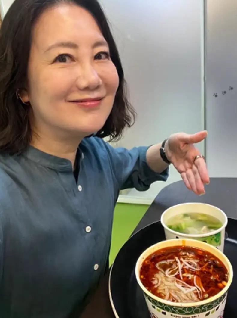 民进党立委吴思瑶终于因为她的台独主张遭到反噬了，真可谓狗咬狗一嘴毛。吴思瑶在社交