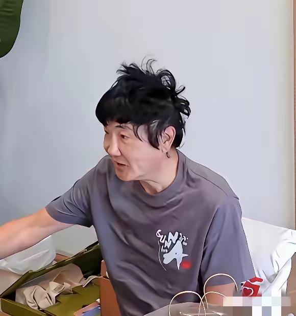你能认出留有“鸡窝头”的发型，是哪位歌手吗？