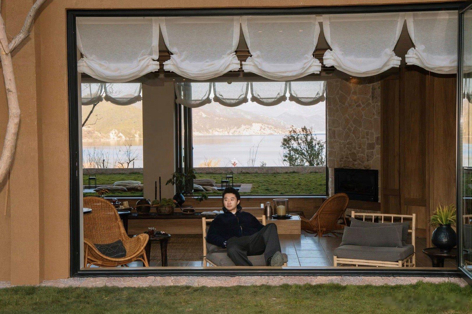 赵子豪分享帅照 赵子豪发文：谁还没点帅照了哈哈哈哈哈哈哈哈评论区：这黑猫是挺帅的