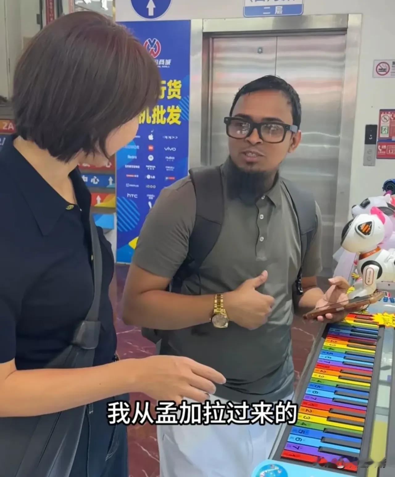 如果一个普通人要加欧阳夏丹的微信，她能加吗？
欧阳夏丹在深圳华强北偶遇孟加拉客商