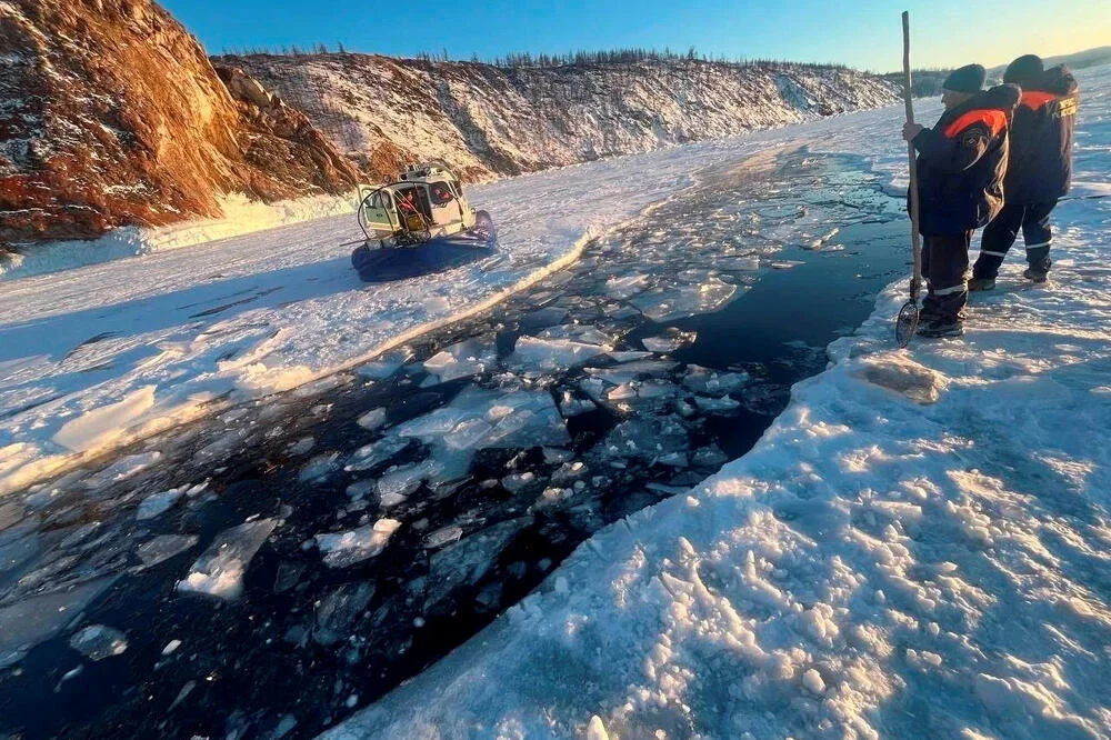 俄罗斯贝加尔湖巴士冲入冰层，8名中国乘客