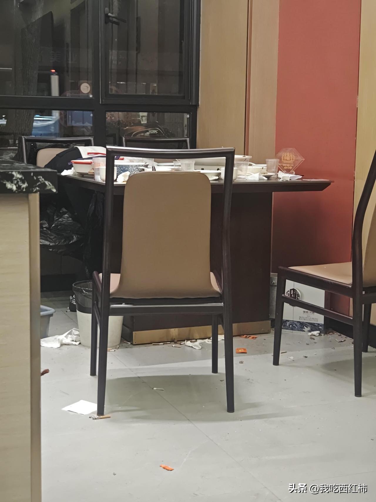 说真的我觉得这种才要罚款
从小到大 去餐馆吃饭
永远有几桌在座位上狂吸
他们一根