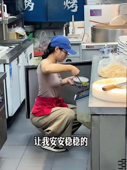 太治愈！无锡18岁女孩暑假打工爆火，月薪3千离职拿1万，老板直言想招她当儿媳。