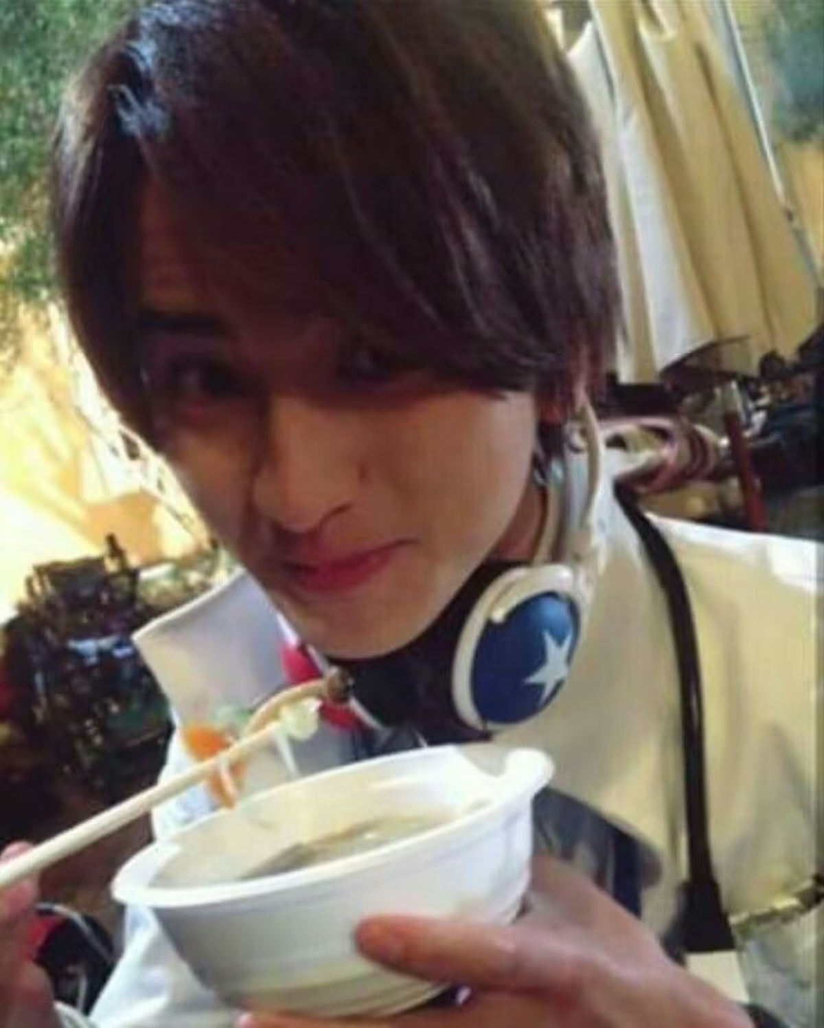 这个村木猫怎么还偷耳机 