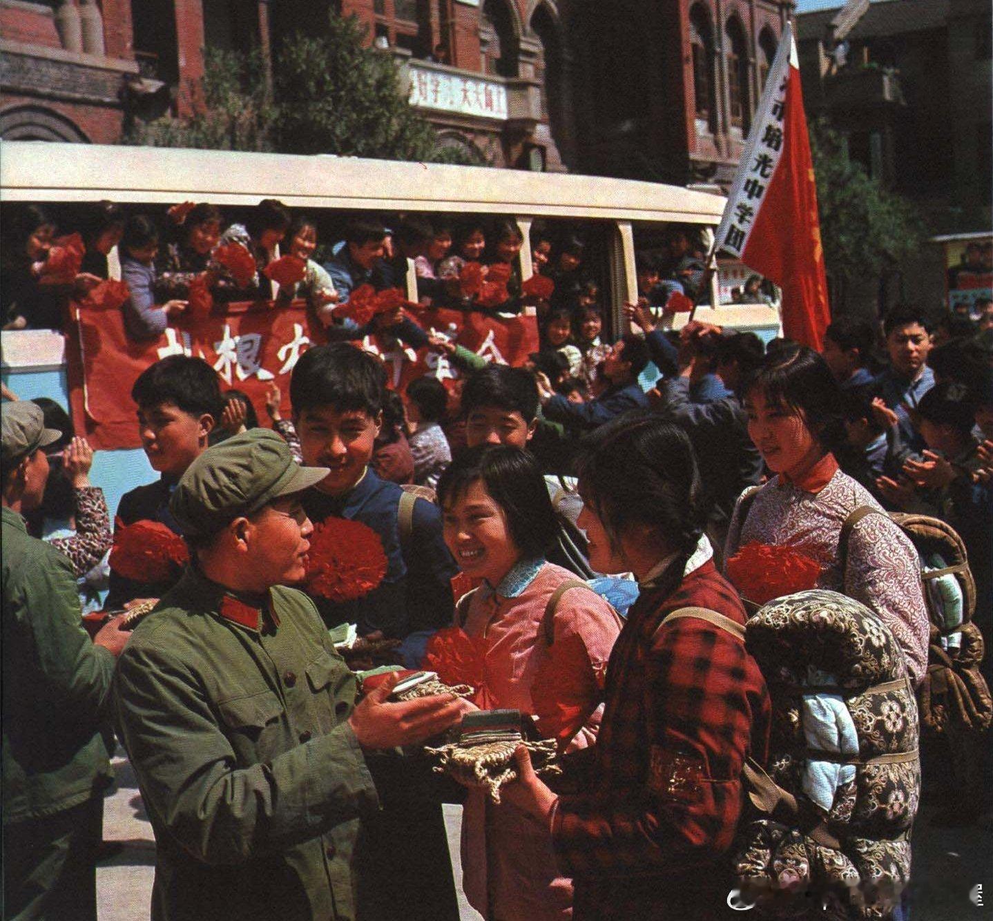 1976年8月人民画报，上海南京路上好八连战士将自己做的针线包和草鞋赠送给即将奔