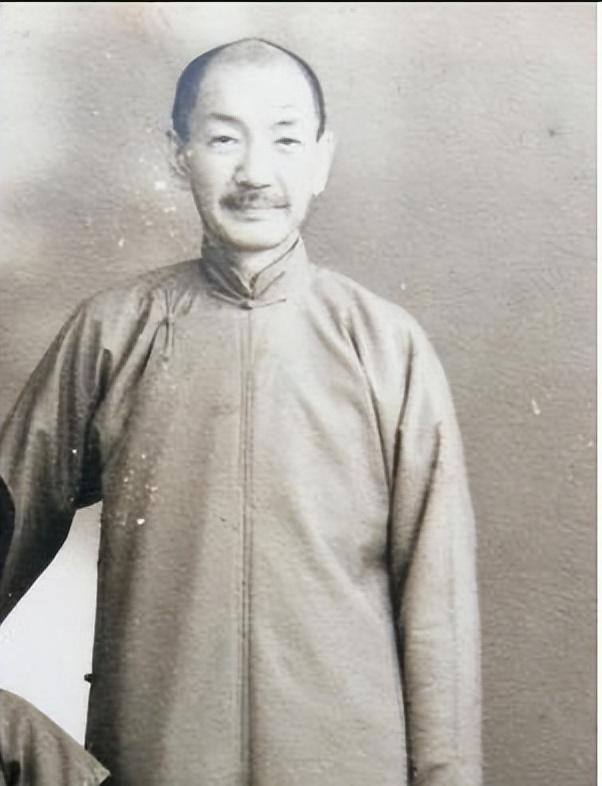 1997年台北荣民总医院的病房里，81岁的蒋纬国咽下最后一口气。

宋美龄从纽约