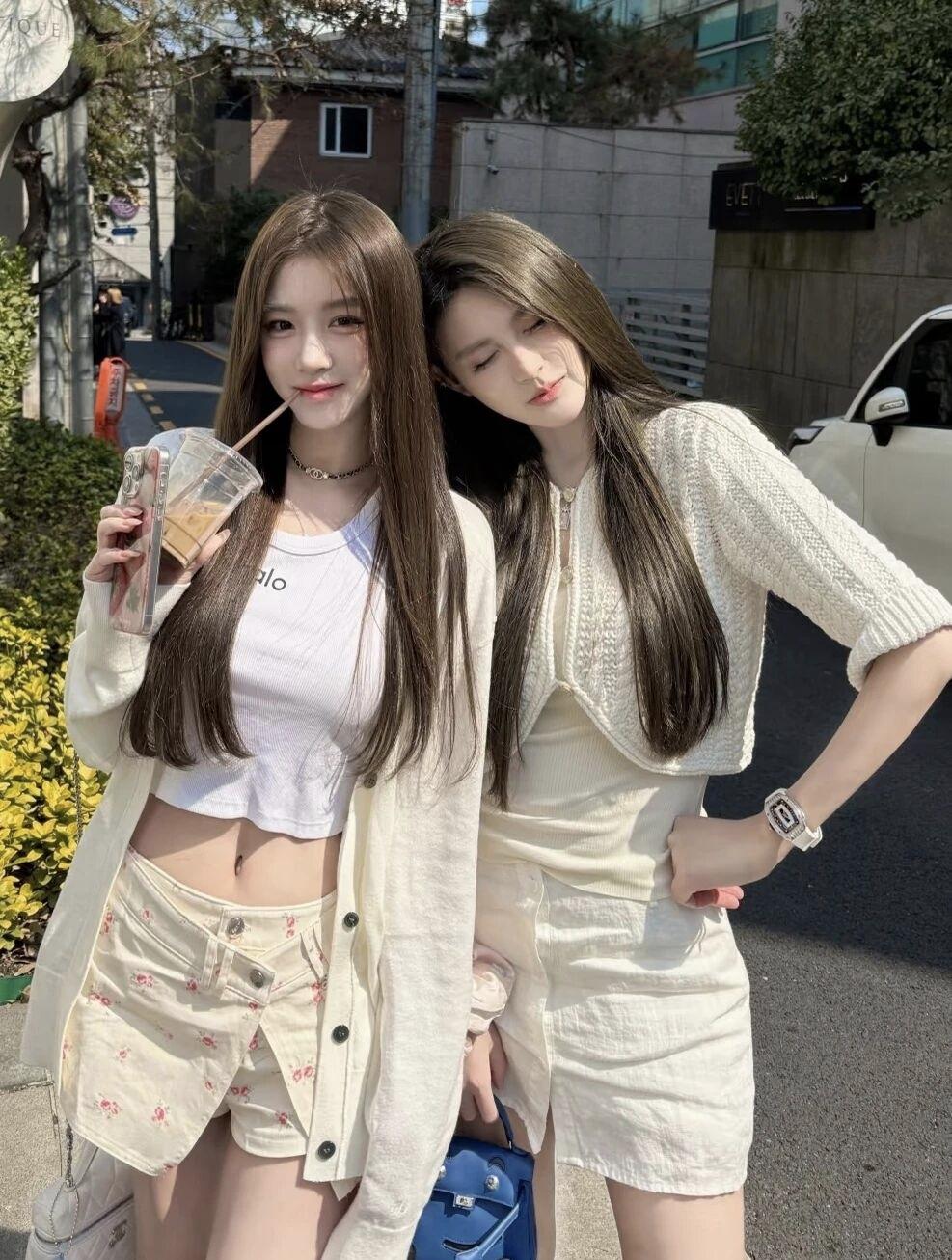 阳光明媚的午后，姐妹俩的甜美穿搭，咖啡相伴，享受美好时光！🌞👭💕