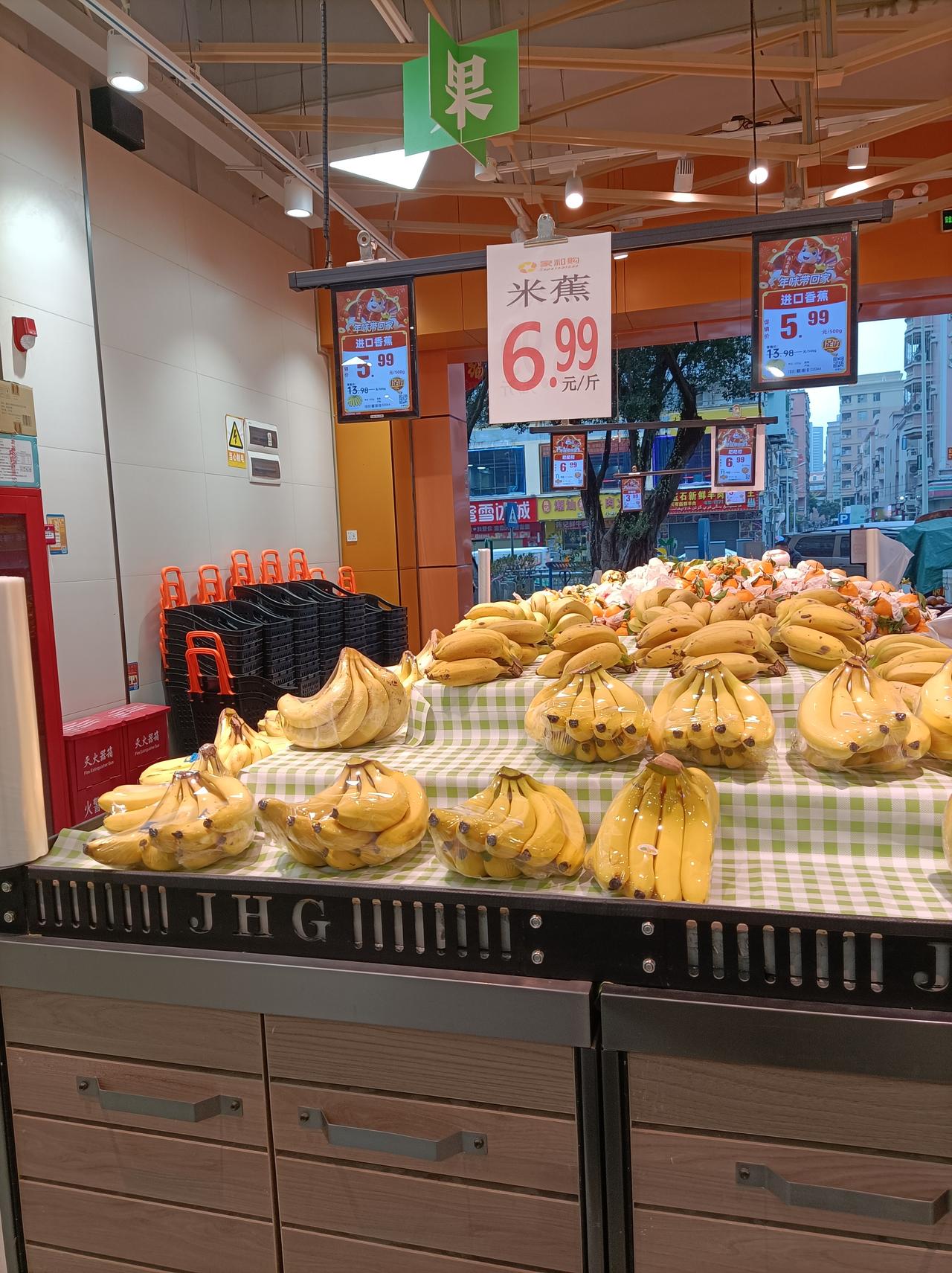 我的菜市场记录看看我们深圳的水果价:米蕉6.99元1斤，泰国柳青8.8元1个，青