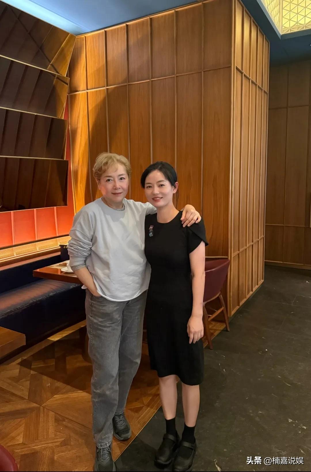 万梓良前妻恬妞现身加拿大，66岁的她，留着一头金色卷发，穿着长袖卫衣搭配牛仔裤运