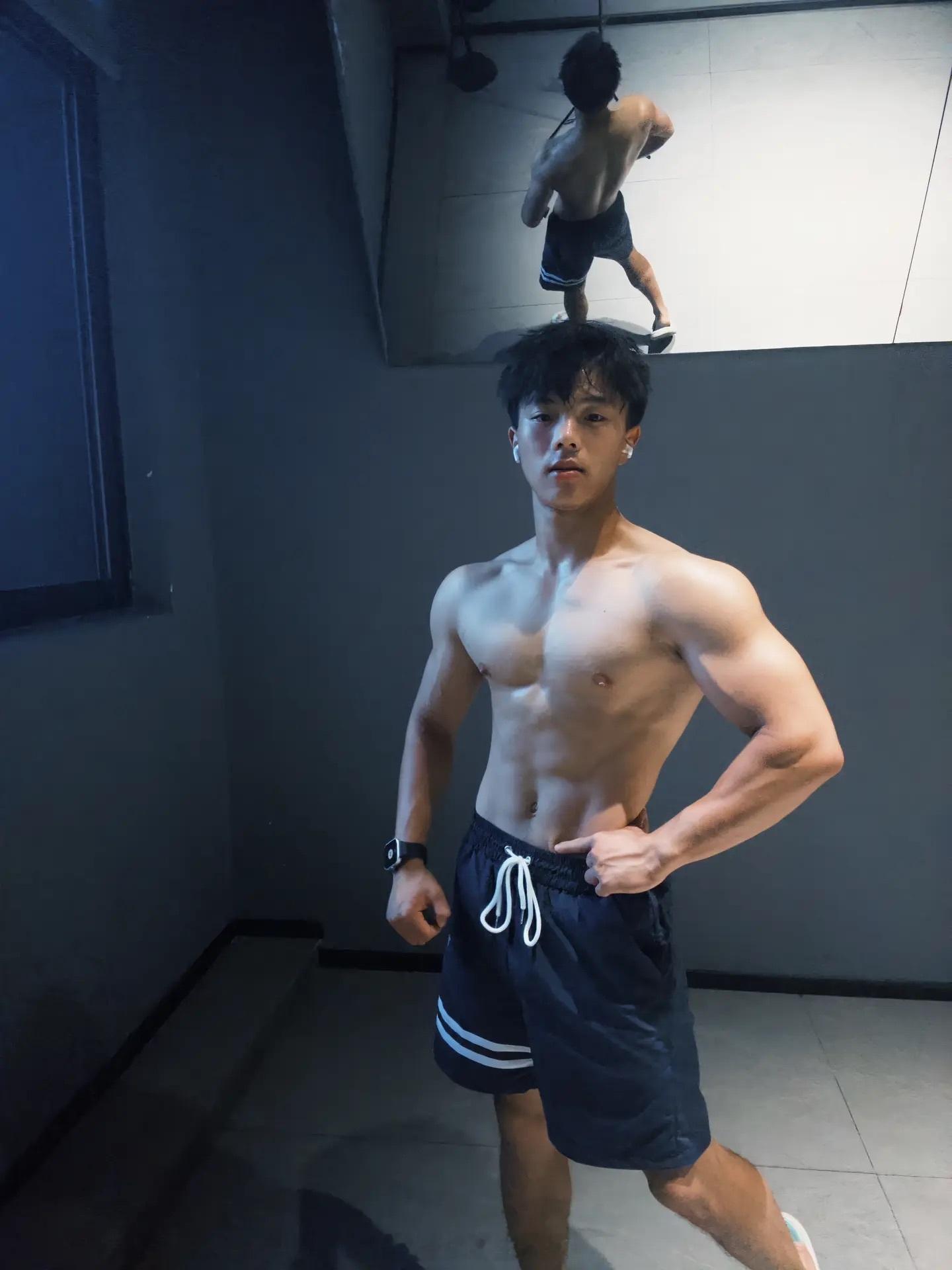 05 黑皮男大 