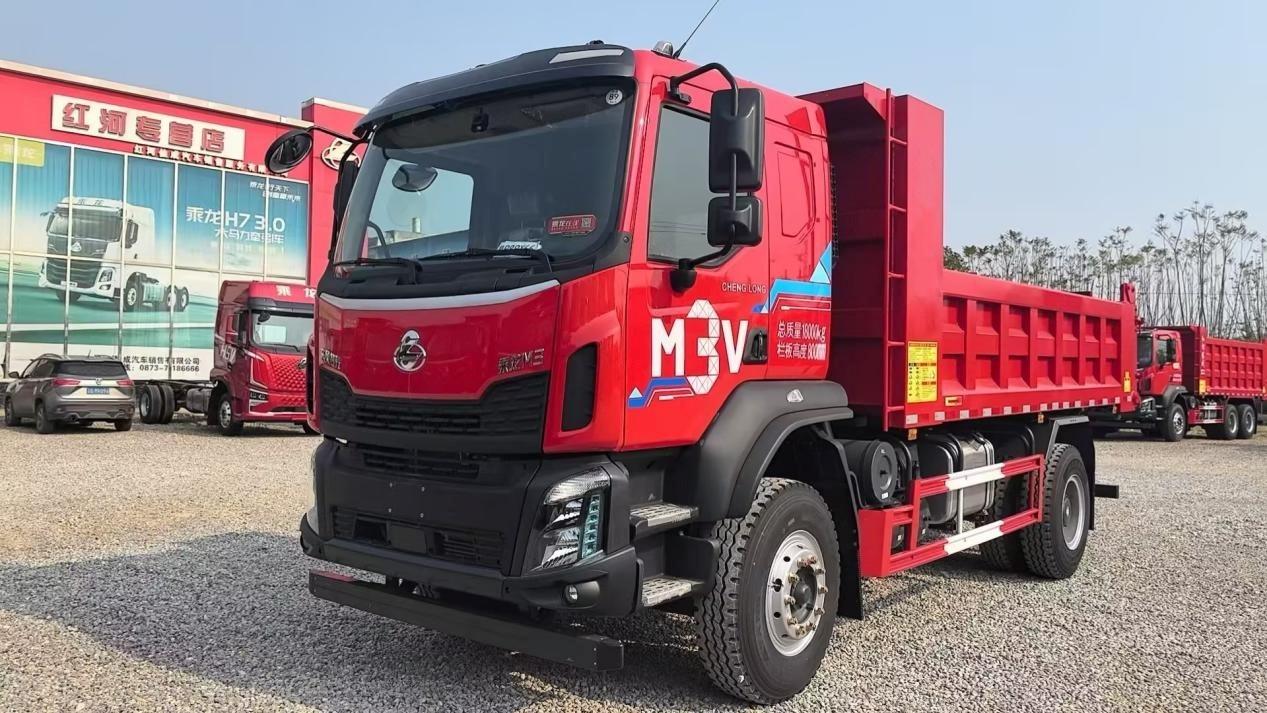 极限工况硬核担当，乘龙M3 4×2极限自卸浑身“挣”能量！它应用了龙骨框架驾驶室
