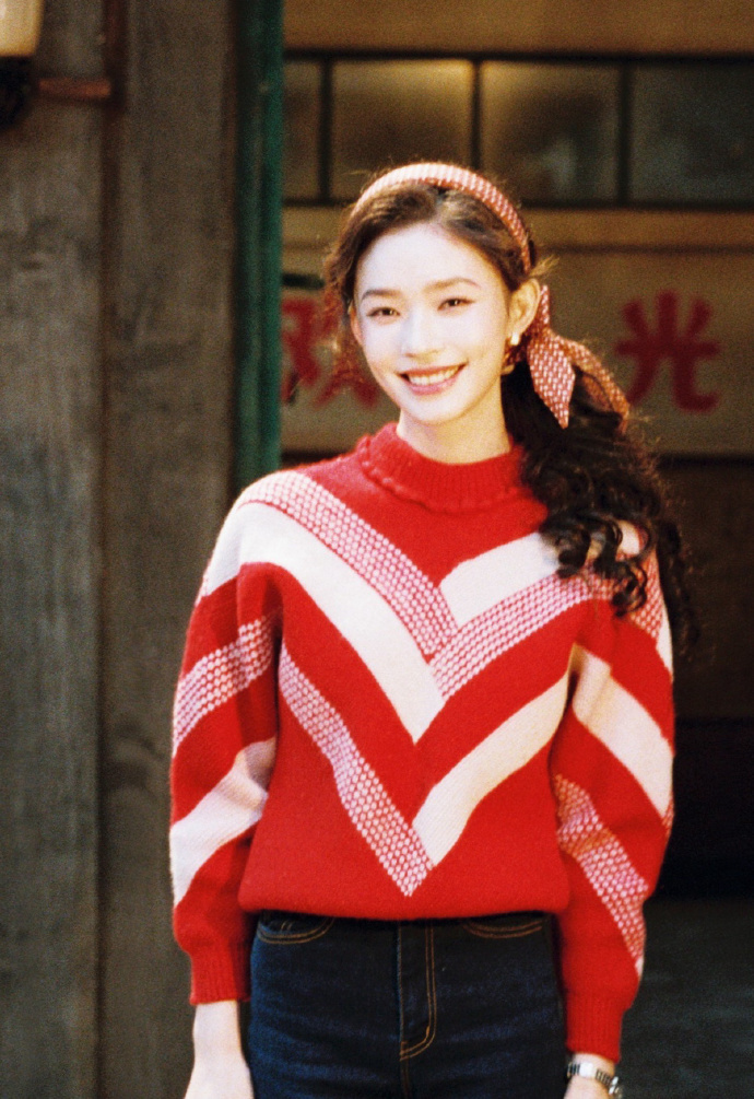 林允的脸也是时尚单品来的林允新剧就是年代白月光《冬去春来》里的林允就是行走的年代