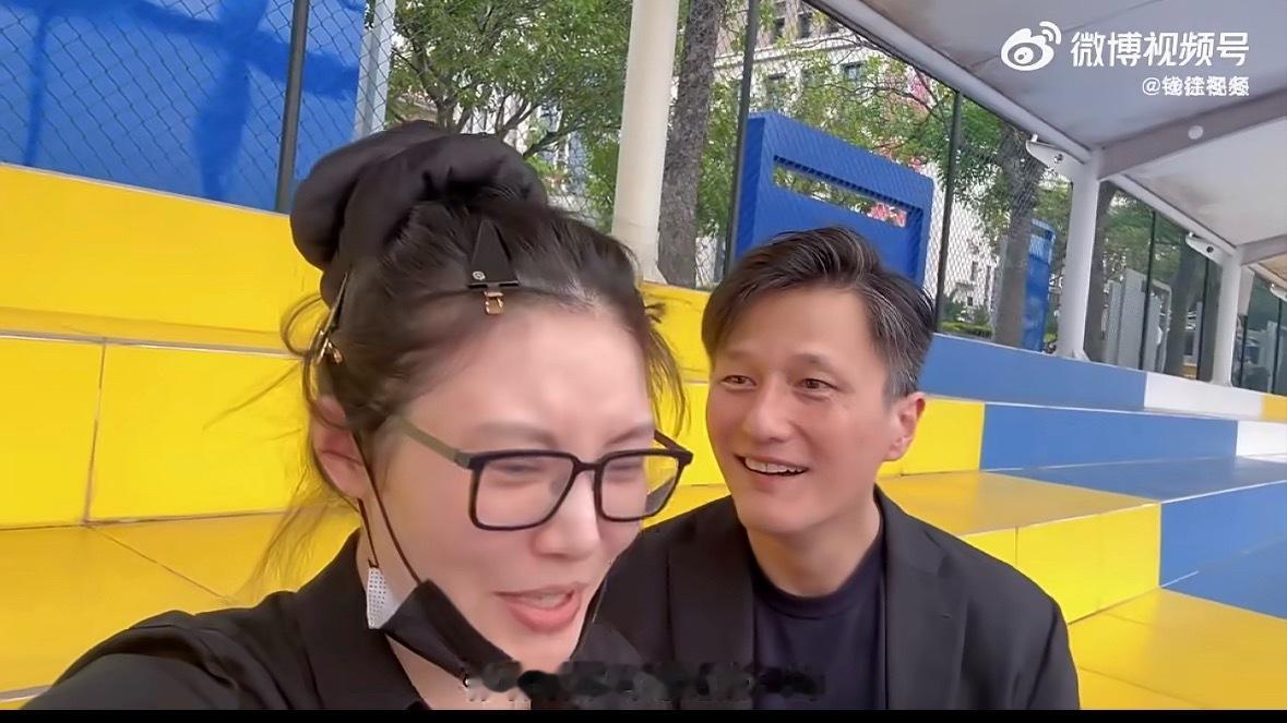 徐冬冬尹子维比赛跑步摔倒了趣味赛跑突发意外，徐冬冬不慎跌倒，尹子维第一时间停下查