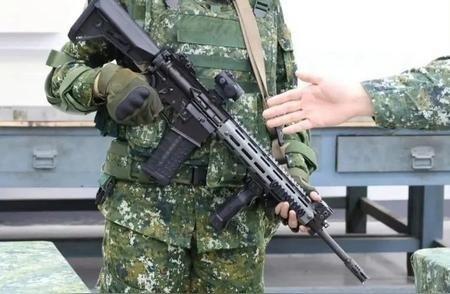 就在特朗普批准出售武器装备给台湾后，中国首次以“武力“威慑美国。这一回，美国是真