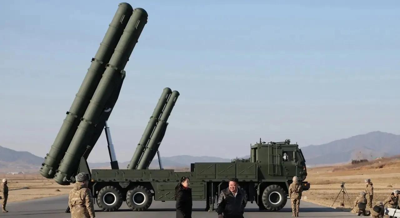 朝中社日前报道了平壤远程武器现代化进入新阶段，并展示了多辆600毫米KN-25多