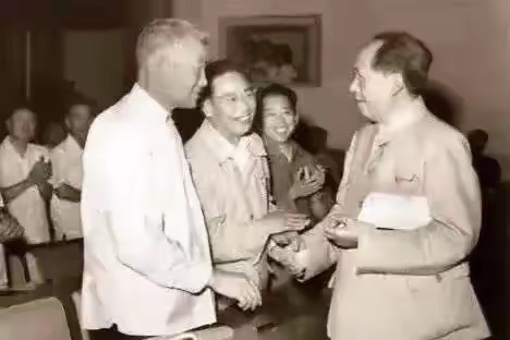 1955年9月27日，在北京怀仁堂举行全军授衔授勋典礼，毛主席亲自为十位开国大将