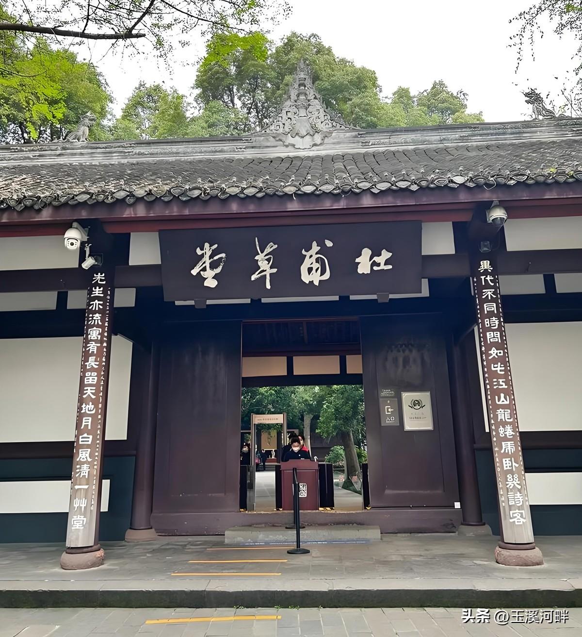 杜甫的才华不用多说，与李白齐名，他的诗歌藏着家国情怀、写尽人间疾苦，流传千年，我