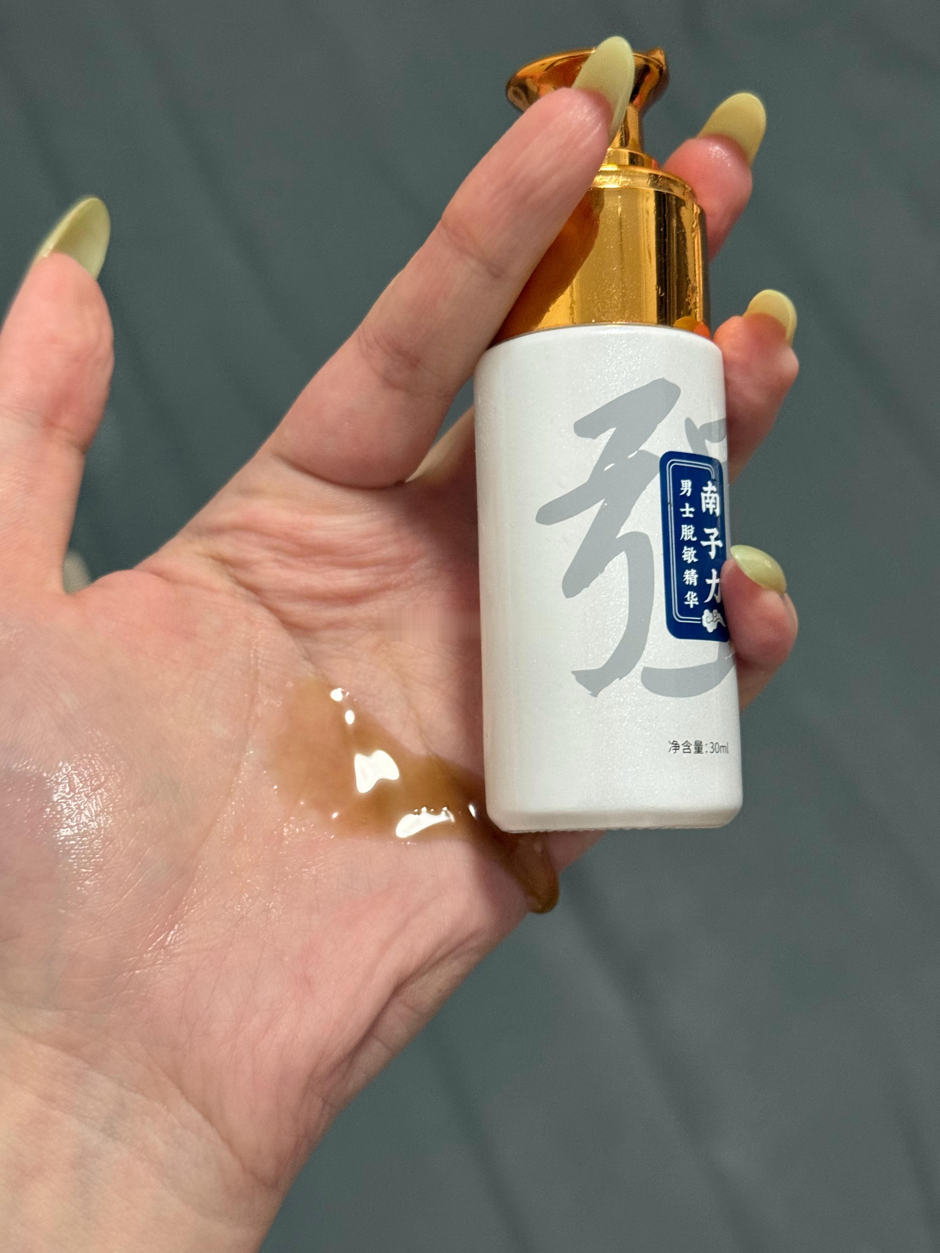 给天蝎男涂脱敏精华和焕活液已经非常有默契了我只需要拿着瓶子站在床边说一句：🐔来