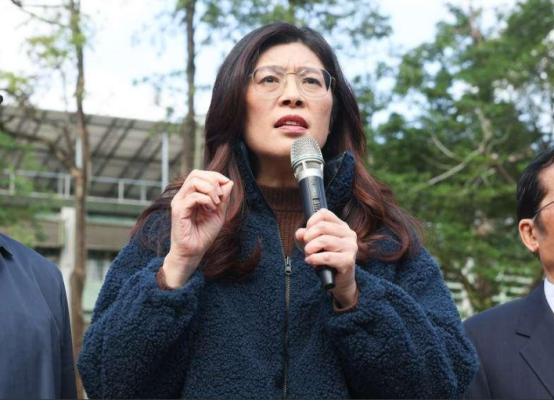 特朗普一句话，国民党原形毕露！郑丽文急踩刹车，访陆死等美点头
 
熟悉台海局势的