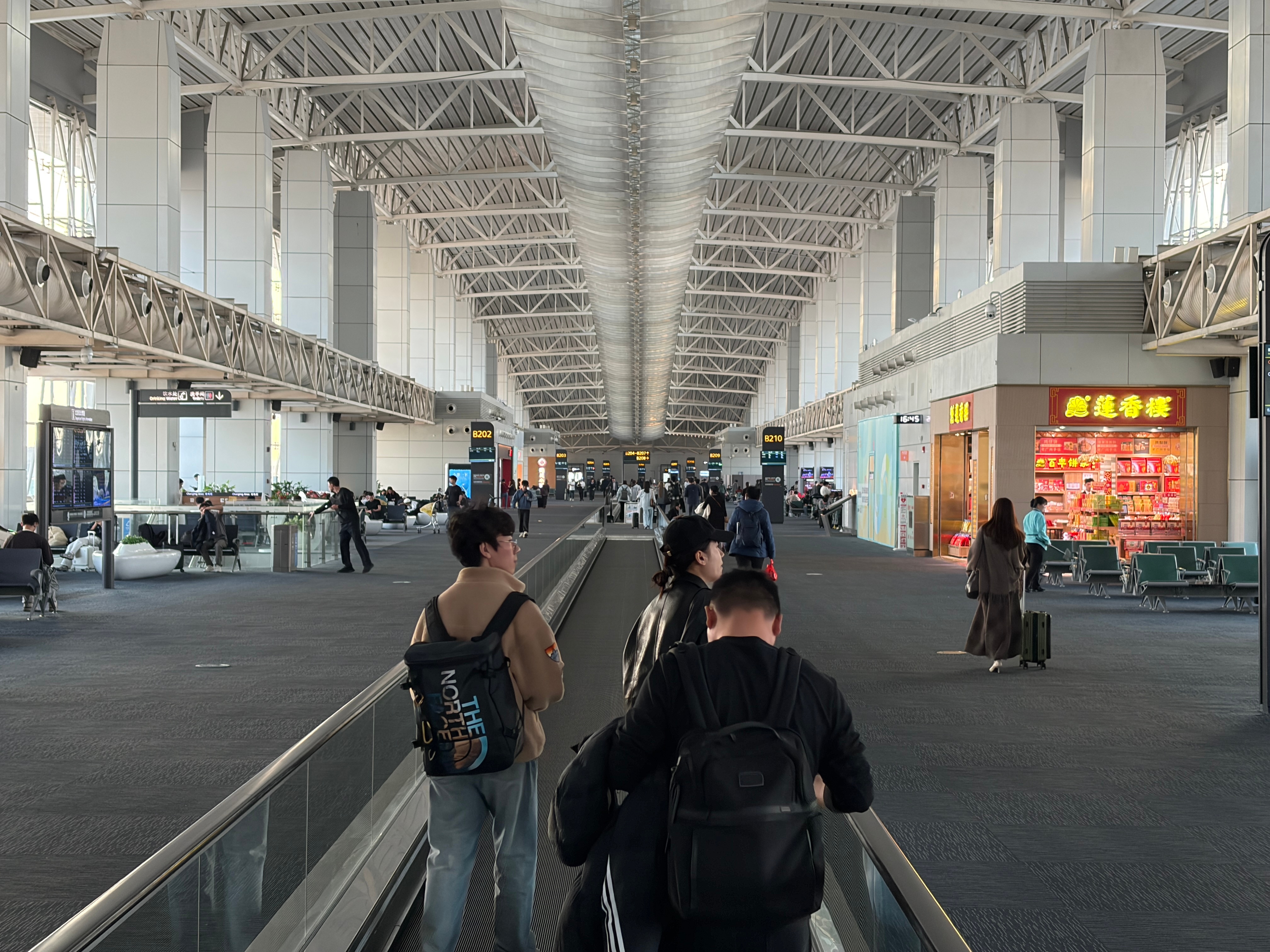 广州白云机场T1·B区这边的卫生间布局，真的相当的不合理，前后都没有（或者说比较