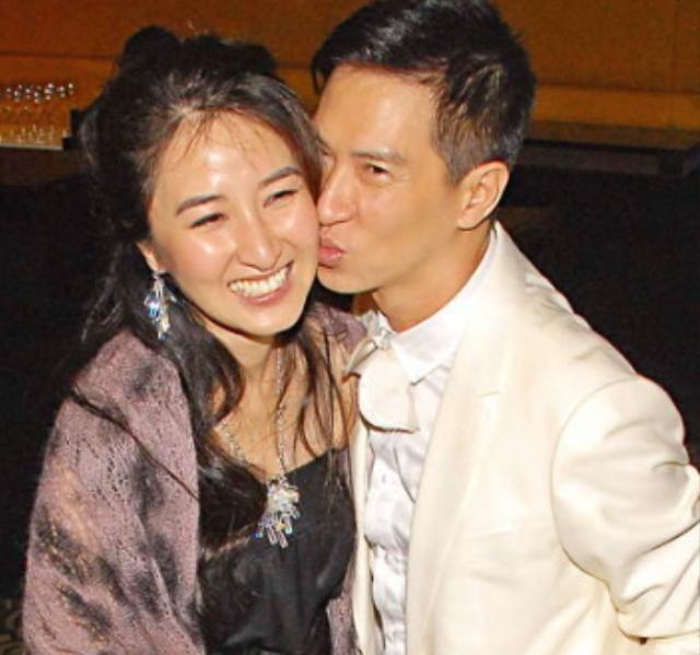 1993年，张家辉在女友关咏荷的别墅洗了个澡后，出来就提分手：“我住的房子都没有