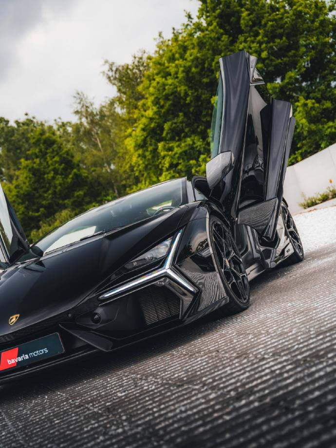 兰博基尼Revuelto是Aventador的继任车型，也是兰博基尼首款搭载全混