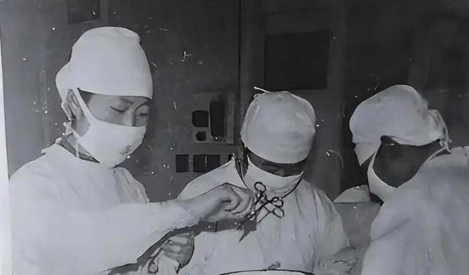 76年毛主席逝世后，中央紧急派人寻找徐静，这个人有何特殊身份？

1976年9月