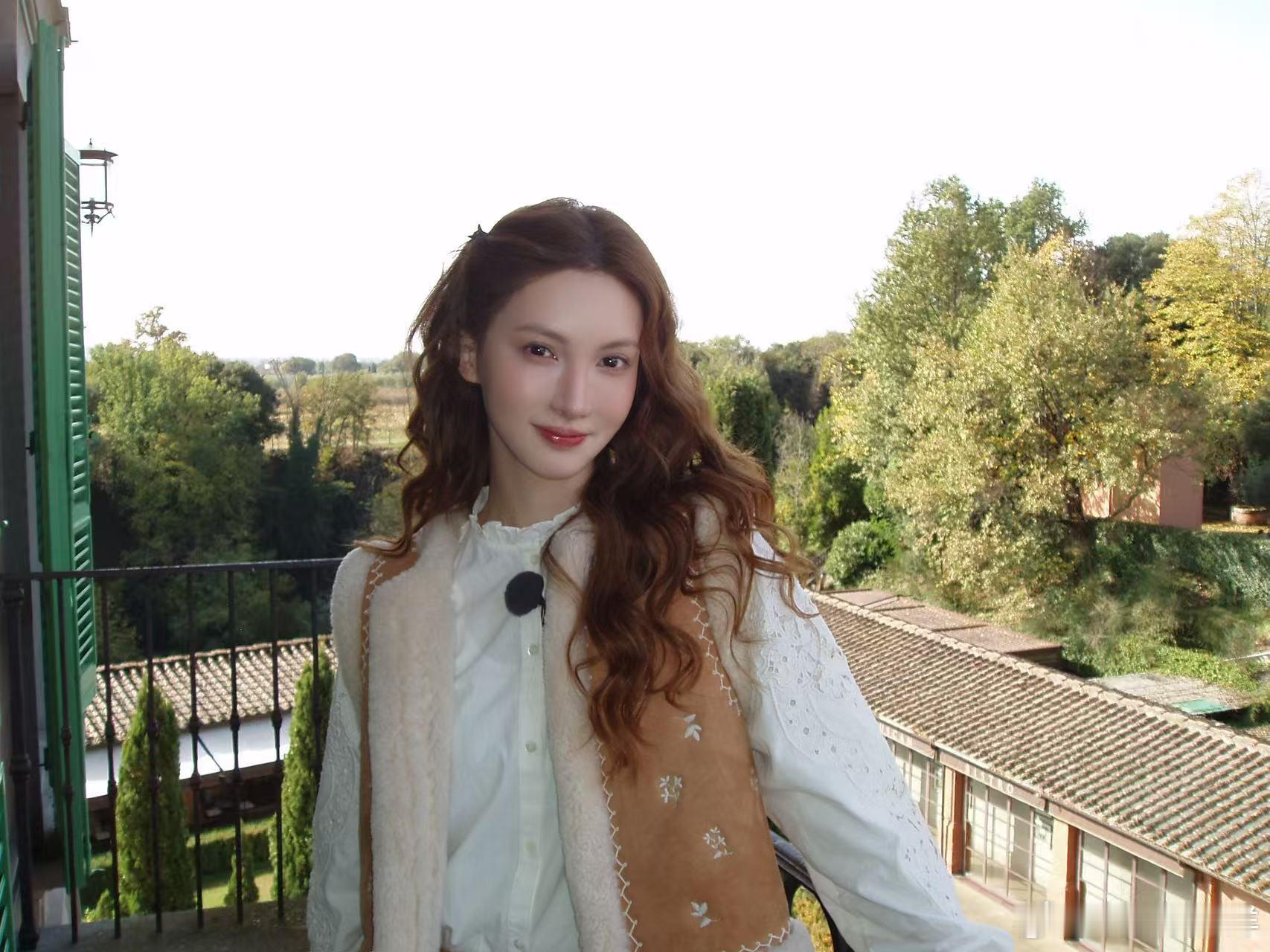 金晨 金秘书 金晨出席活动，黑色毛衣与盘发造型的组合，简直是职场女王的标配！她的