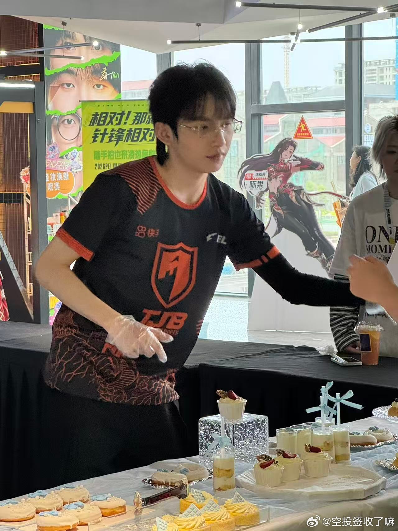 白师傅限定皮肤上线！TJB队服一穿，手套一戴，甜品台秒变第二赛场。这手法专业度拉