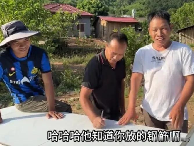 小陈老爸和七伯在老挝给村里制作的洗衣台展示了中国制造的高品质和精湛工艺。村民们对