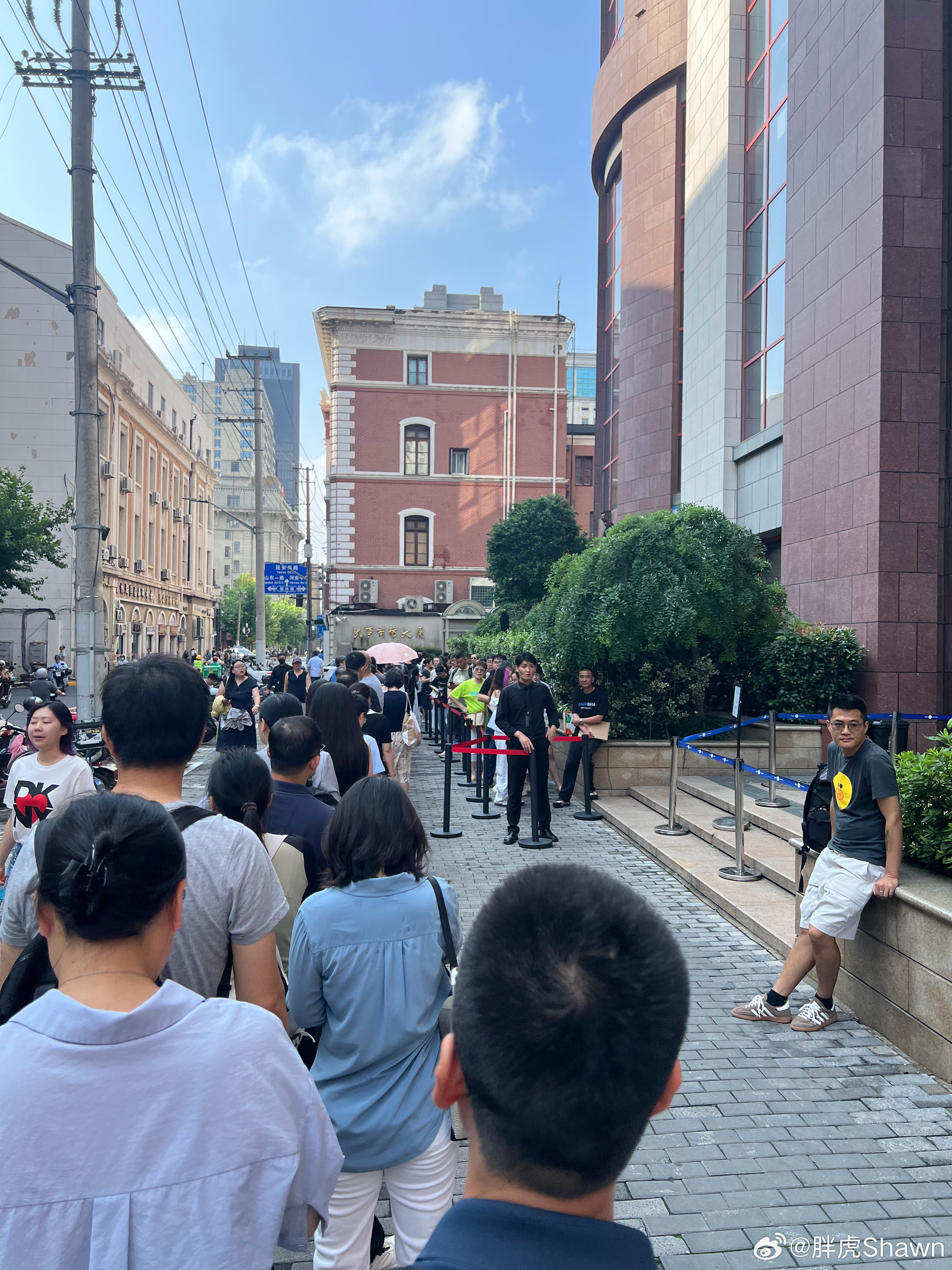 签证生意好啊[二哈]一大早排这么长队了 ​​​