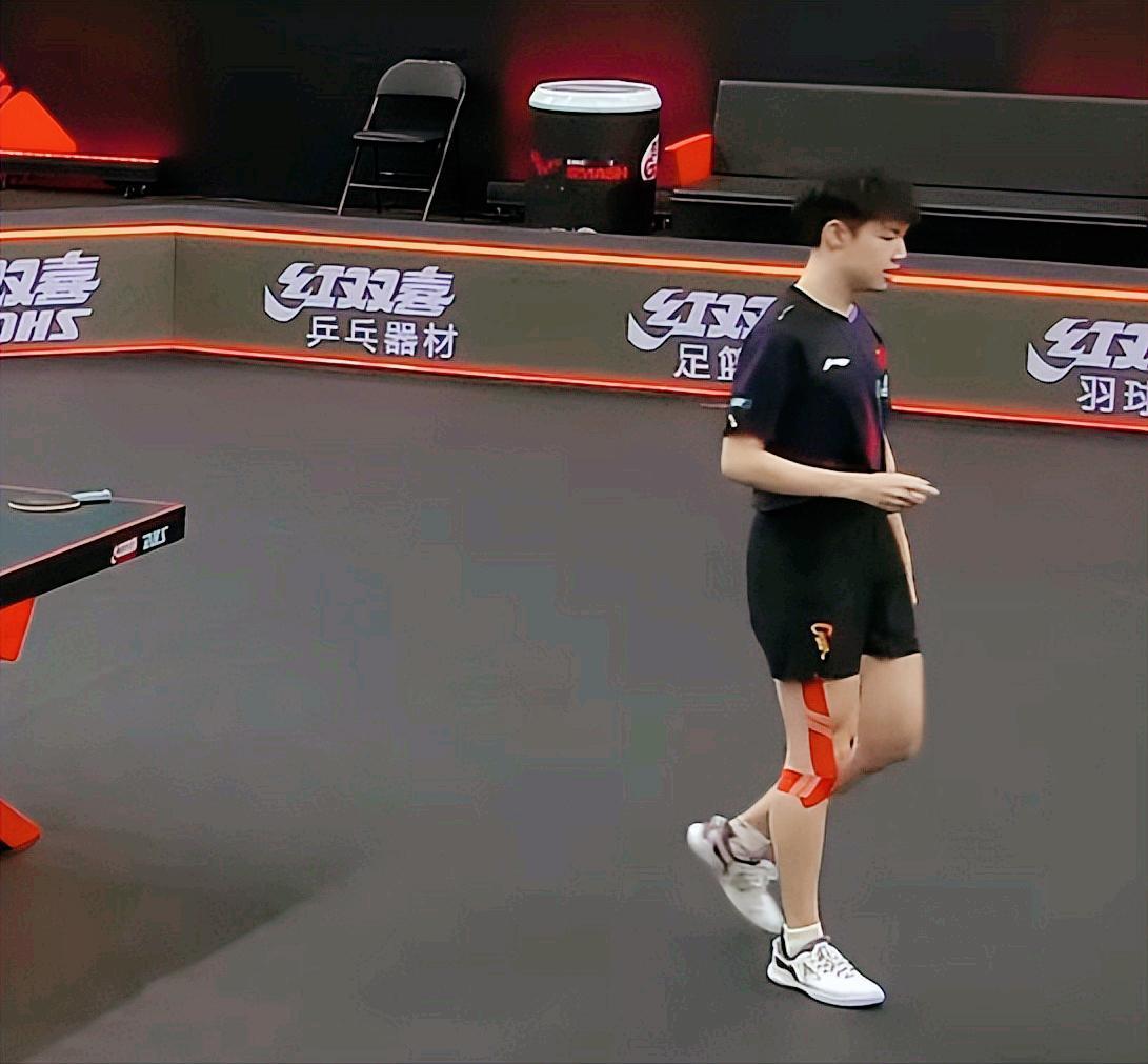 心疼！黄友政带伤出战，最终1:3惜败向鹏。

今天黄友政和向鹏的比赛，
两人打的