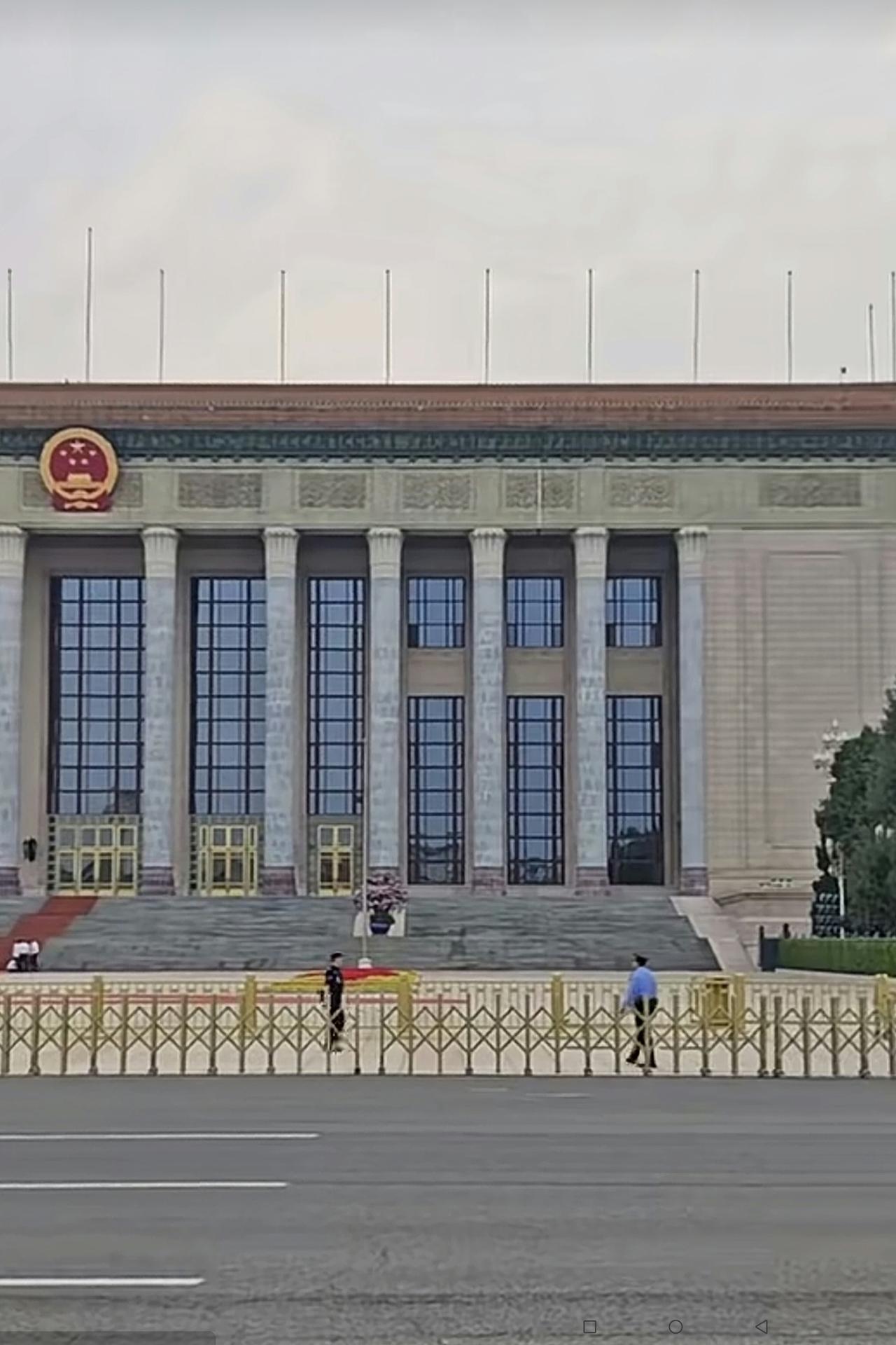 今天（5月14日）一大早，有网友拍到在人民大会堂东大门外，工作人员正在做好欢迎美