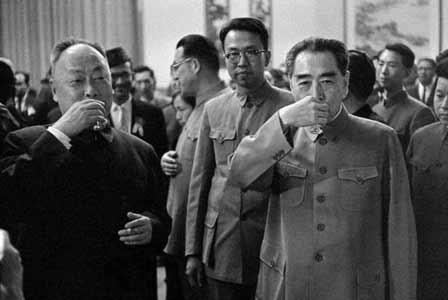 1961年，陈毅和周恩来在饭店吃酒，陈毅正放纵地畅饮之时，突然被人狠狠地踩了一脚