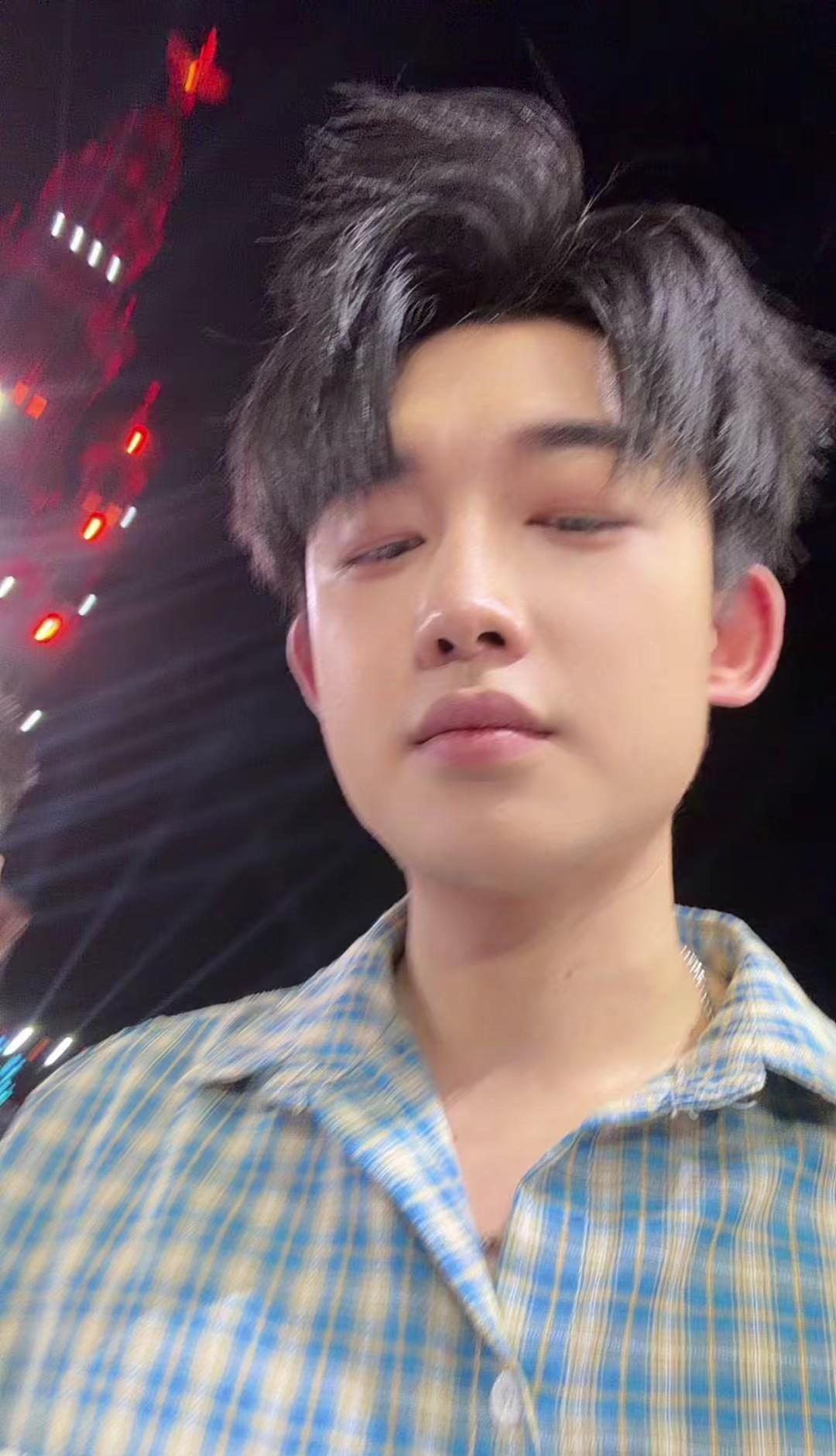 林沐的互动感也太绝了吧😊。林沐笑着和粉丝们打招呼，那笑容甜到心里了，连称呼都带
