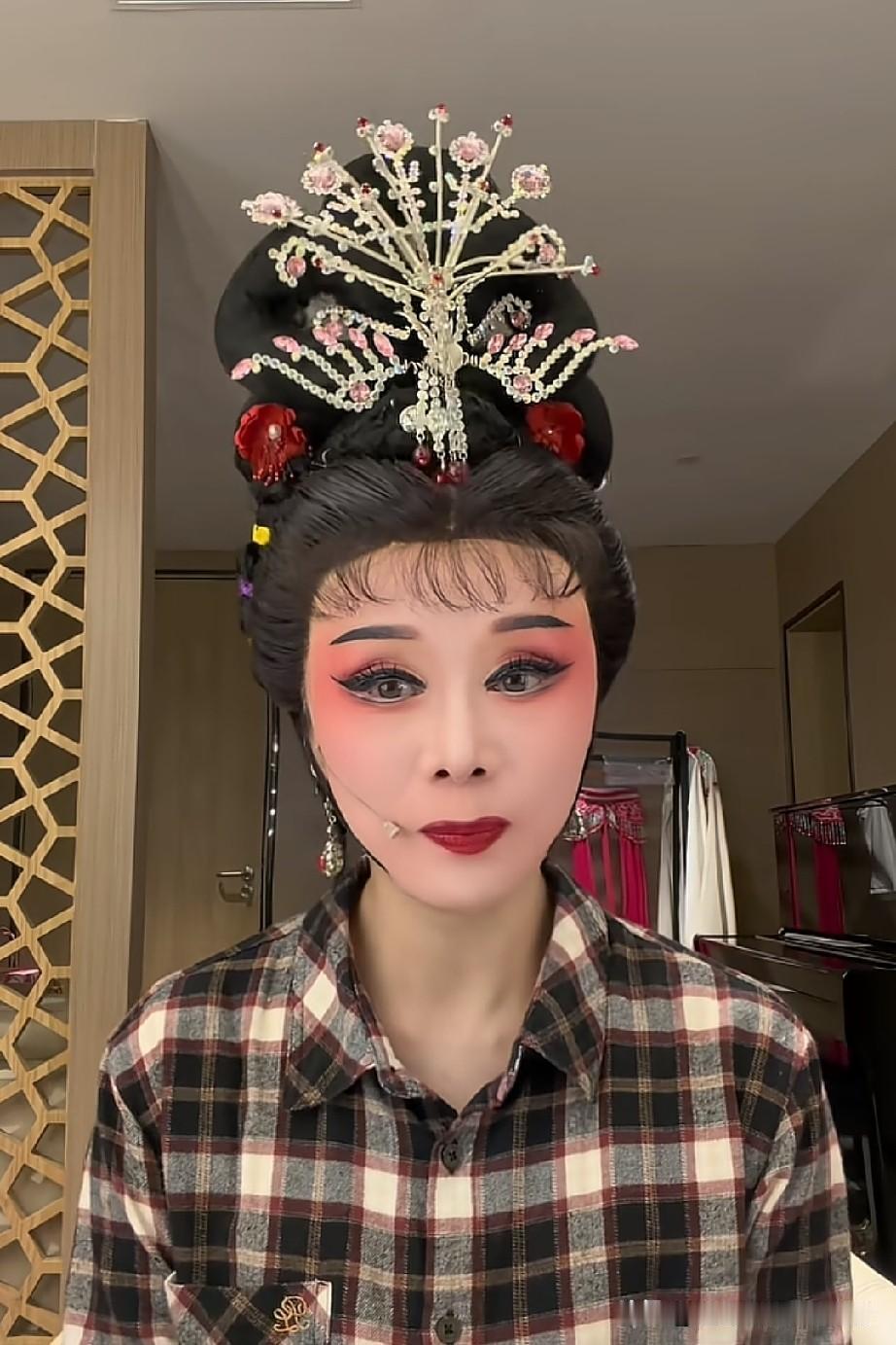 吴琼在她的个人平台上发布视频说，前几天她的一个朋友对她说：“吴琼，我们都这么大的