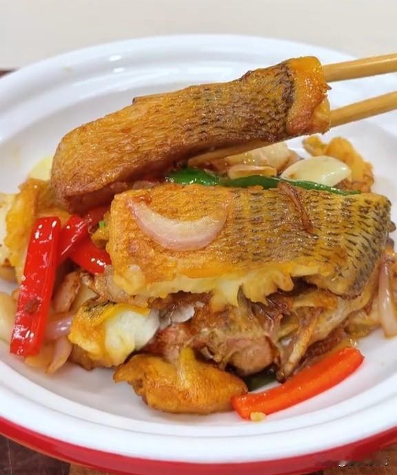 就是这道葱爆鲈鱼比清蒸入味，比油炸清爽，外焦里嫩太下饭
 
吃过不少馆子的鲈鱼，